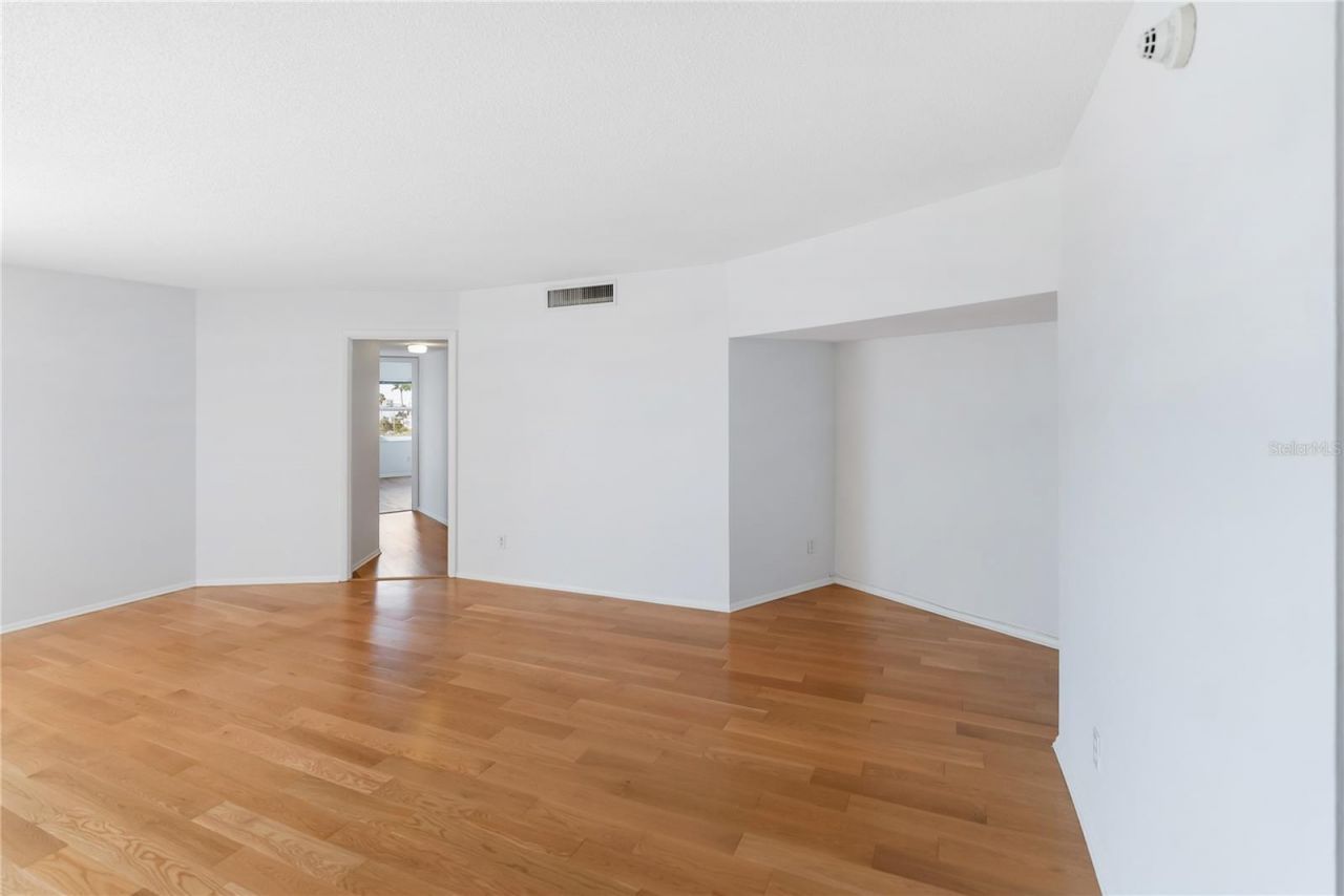 435 S Gulfstream Avenue, Unit 403, Sarasota, FL 34236 Photo