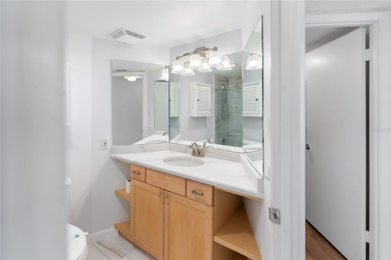 435 S Gulfstream Avenue, Unit 403, Sarasota, FL 34236 Photo