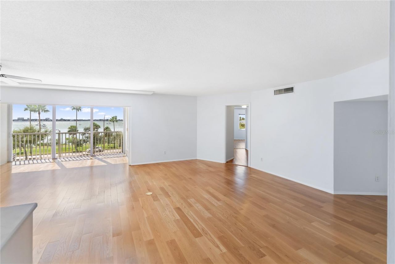 435 S Gulfstream Avenue, Unit 403, Sarasota, FL 34236 Photo