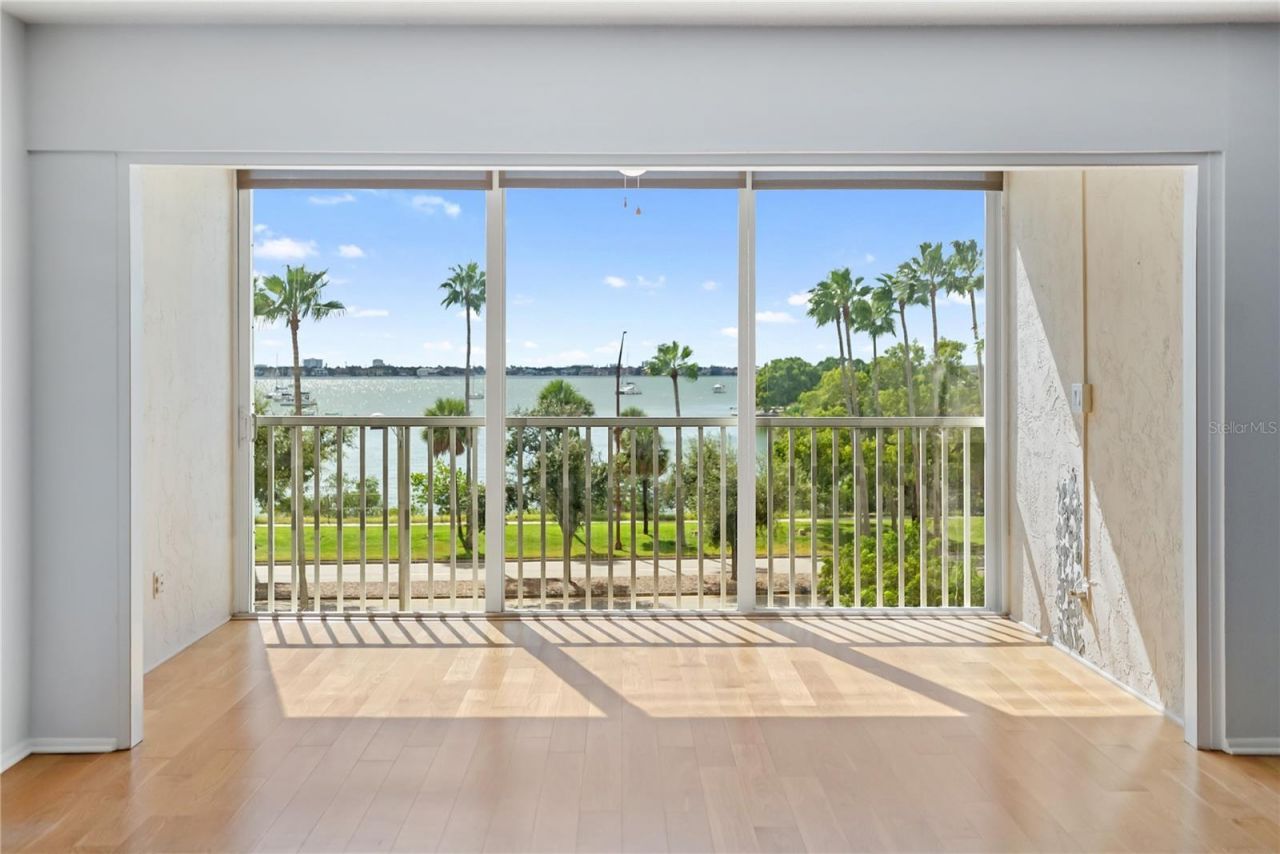 435 S Gulfstream Avenue, Unit 403, Sarasota, FL 34236 Photo