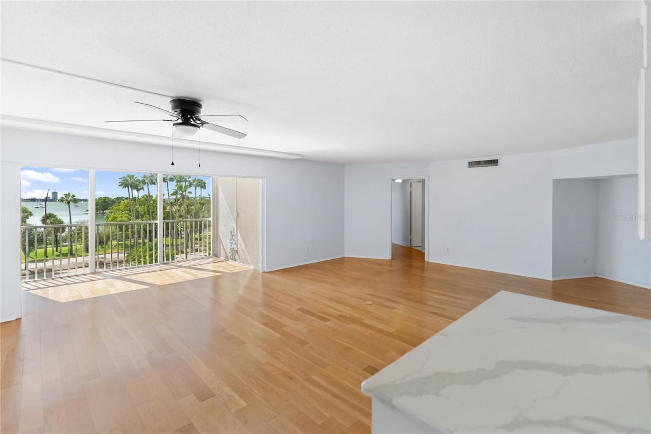 435 S Gulfstream Avenue, Unit 403, Sarasota, FL 34236 Photo