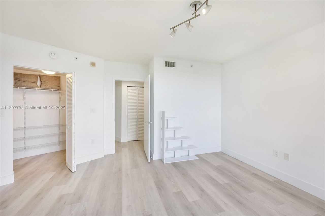 19501 W Country Club Dr, Unit 1111, Aventura, FL 33180 Photo