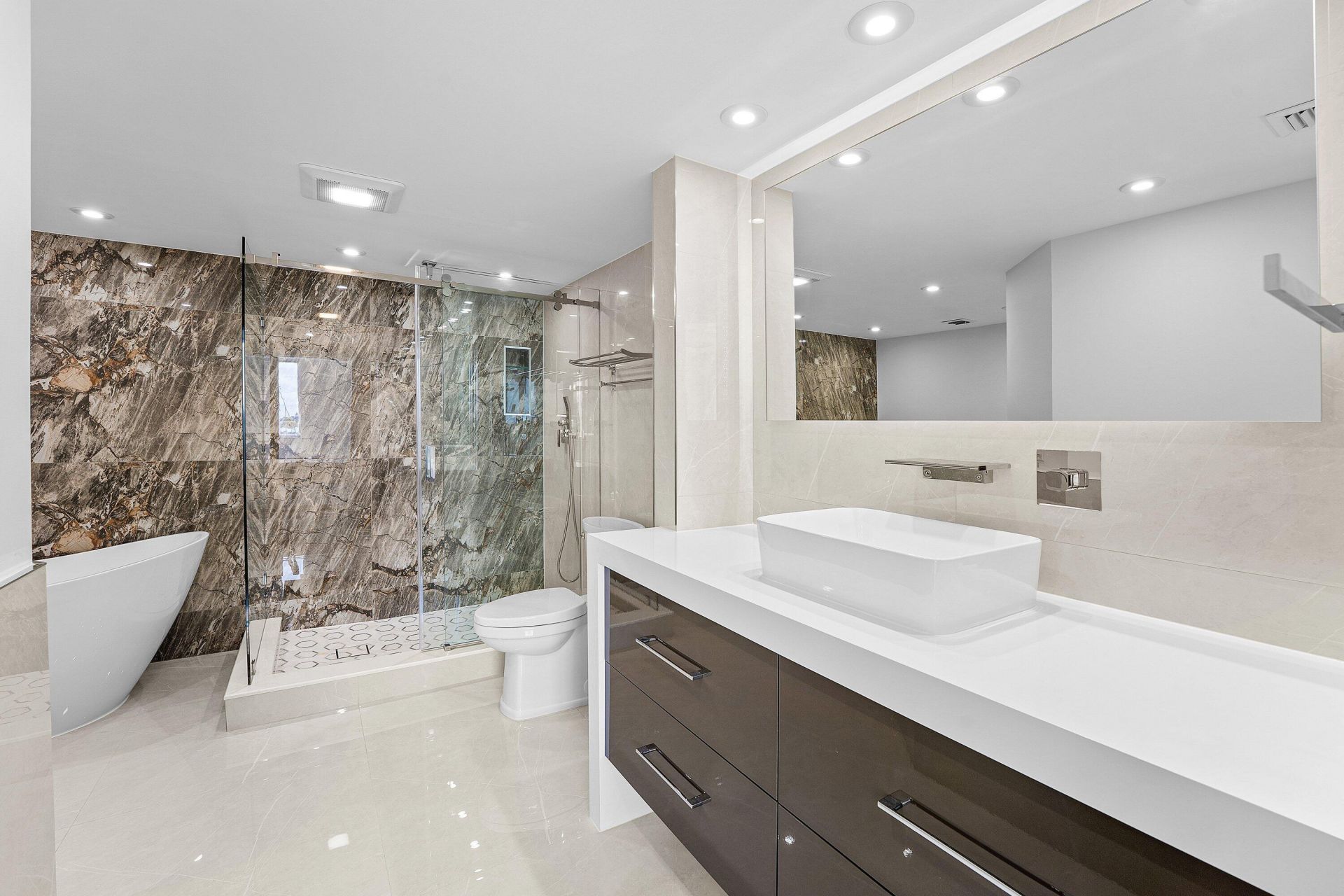 301 Lake Shore Drive, Unit 411, Lake Park, FL 33403 Photo