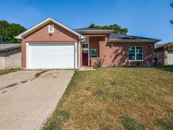 705 Lynnfield Drive, Arlington, TX 76014