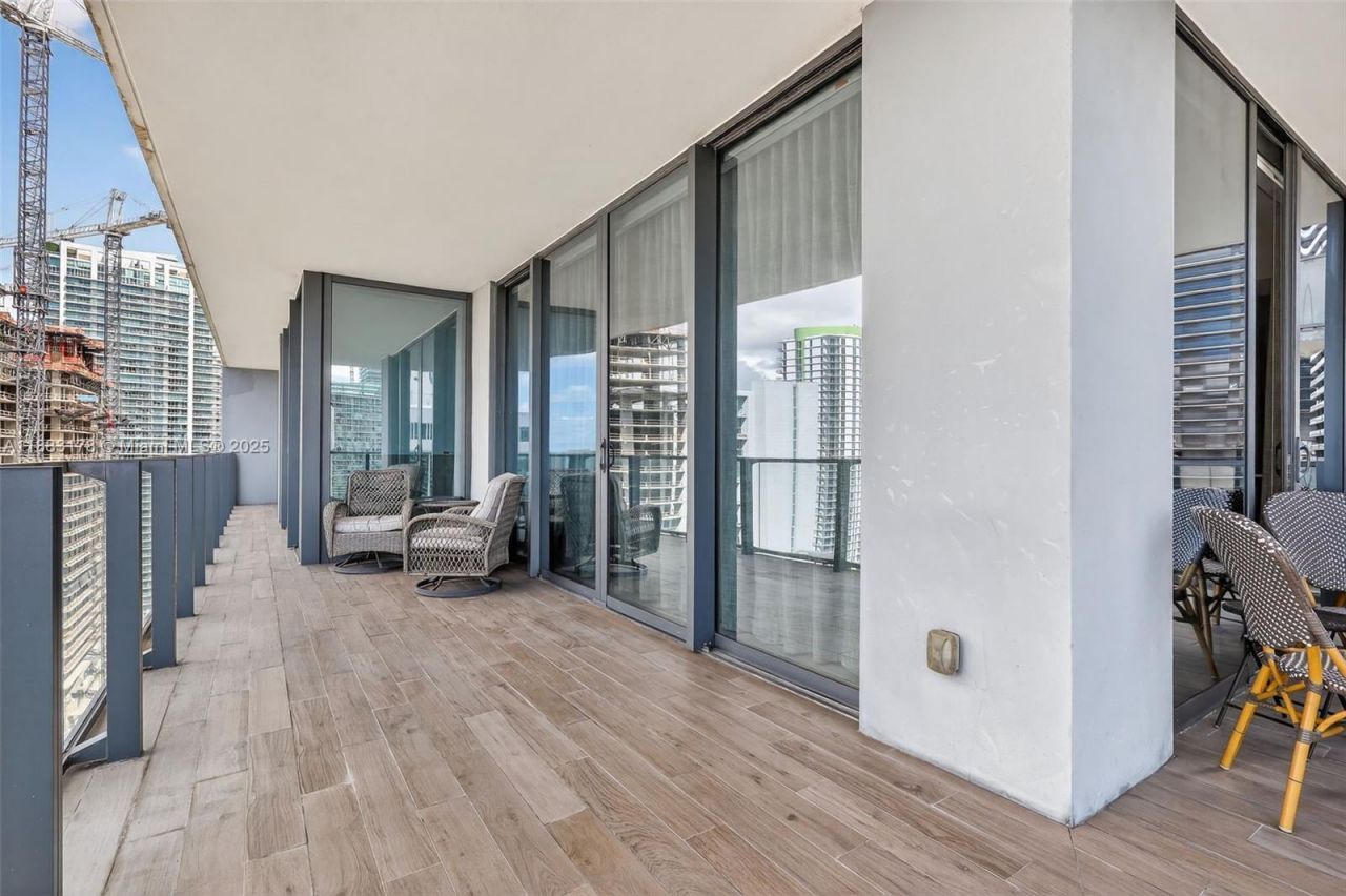 88 SW 7th St, Unit 2402, Miami, FL 33130 Photo