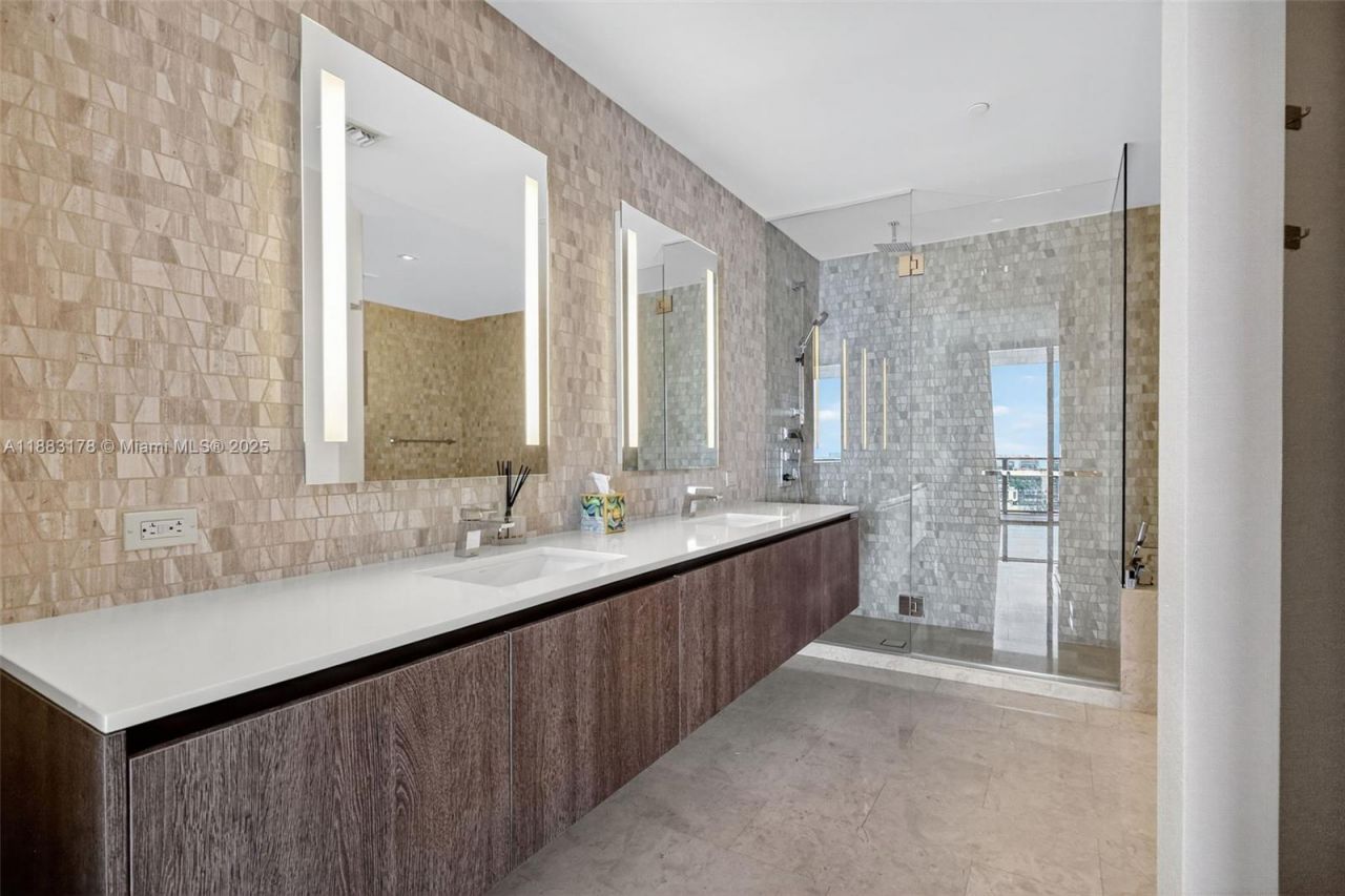 88 SW 7th St, Unit 2402, Miami, FL 33130 Photo