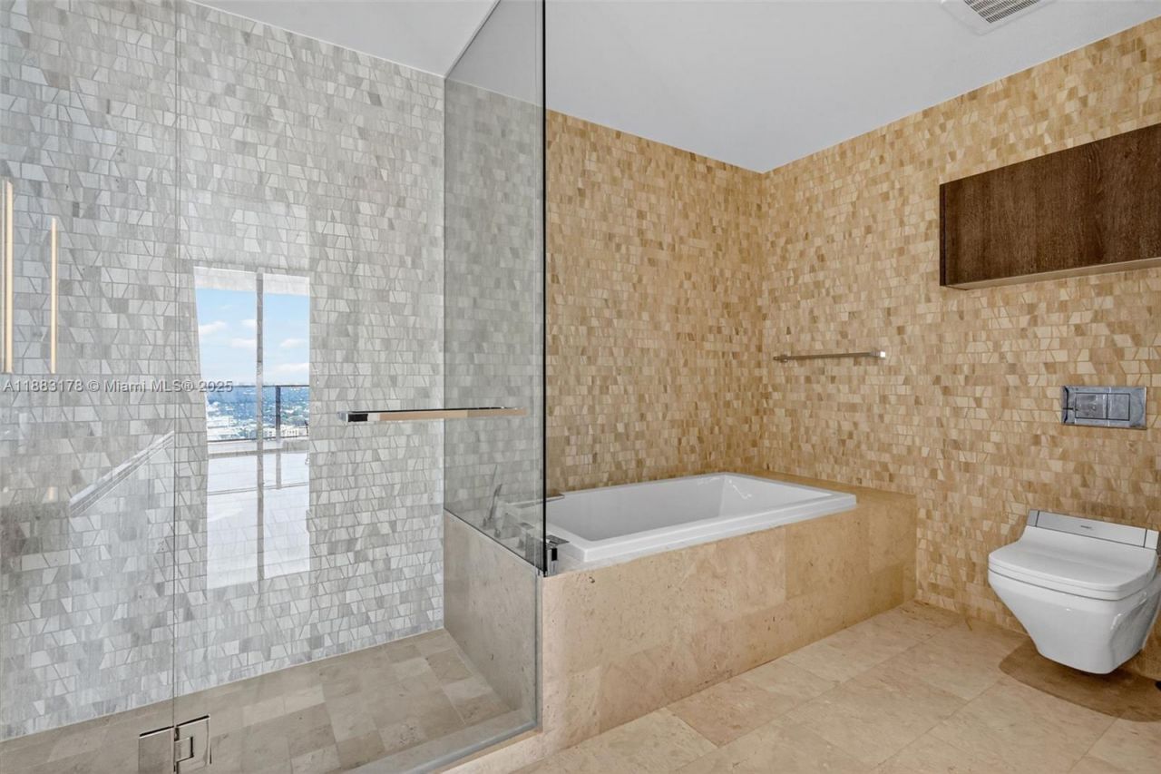 88 SW 7th St, Unit 2402, Miami, FL 33130 Photo