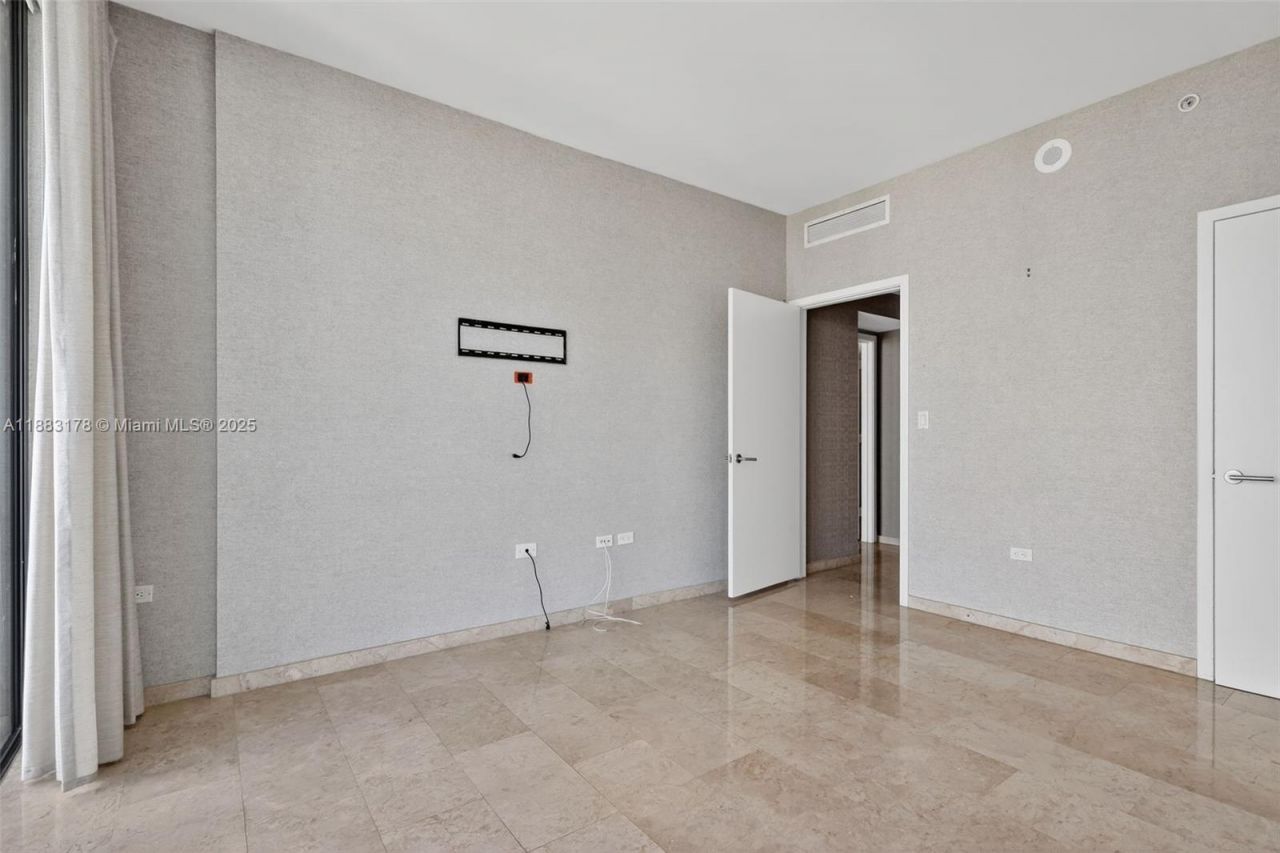 88 SW 7th St, Unit 2402, Miami, FL 33130 Photo