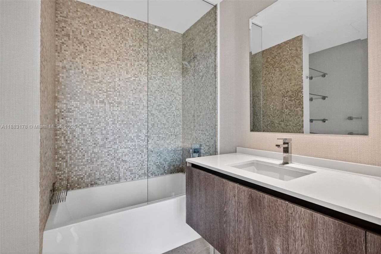 88 SW 7th St, Unit 2402, Miami, FL 33130 Photo