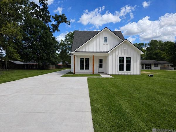 12079 Pendarvis Ln, Walker, LA 70785