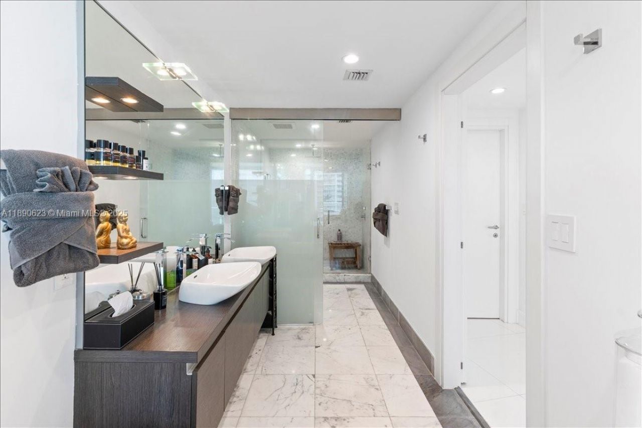 200 Biscayne Boulevard Way, Unit 3608, Miami, FL 33131 Photo