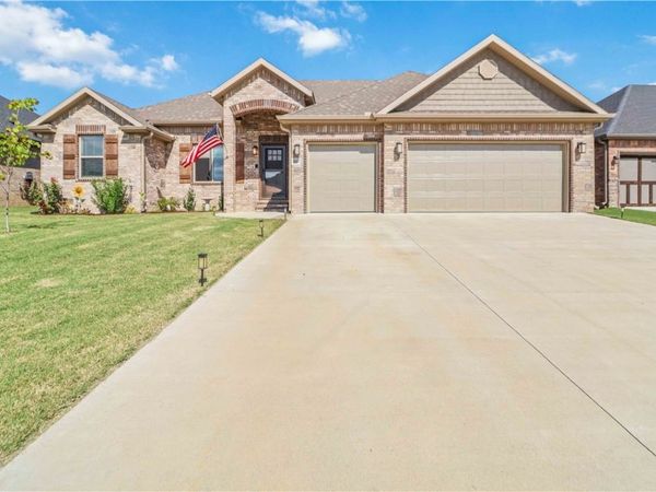 922 E Pinnacle Street, Prairie Grove, AR 72753