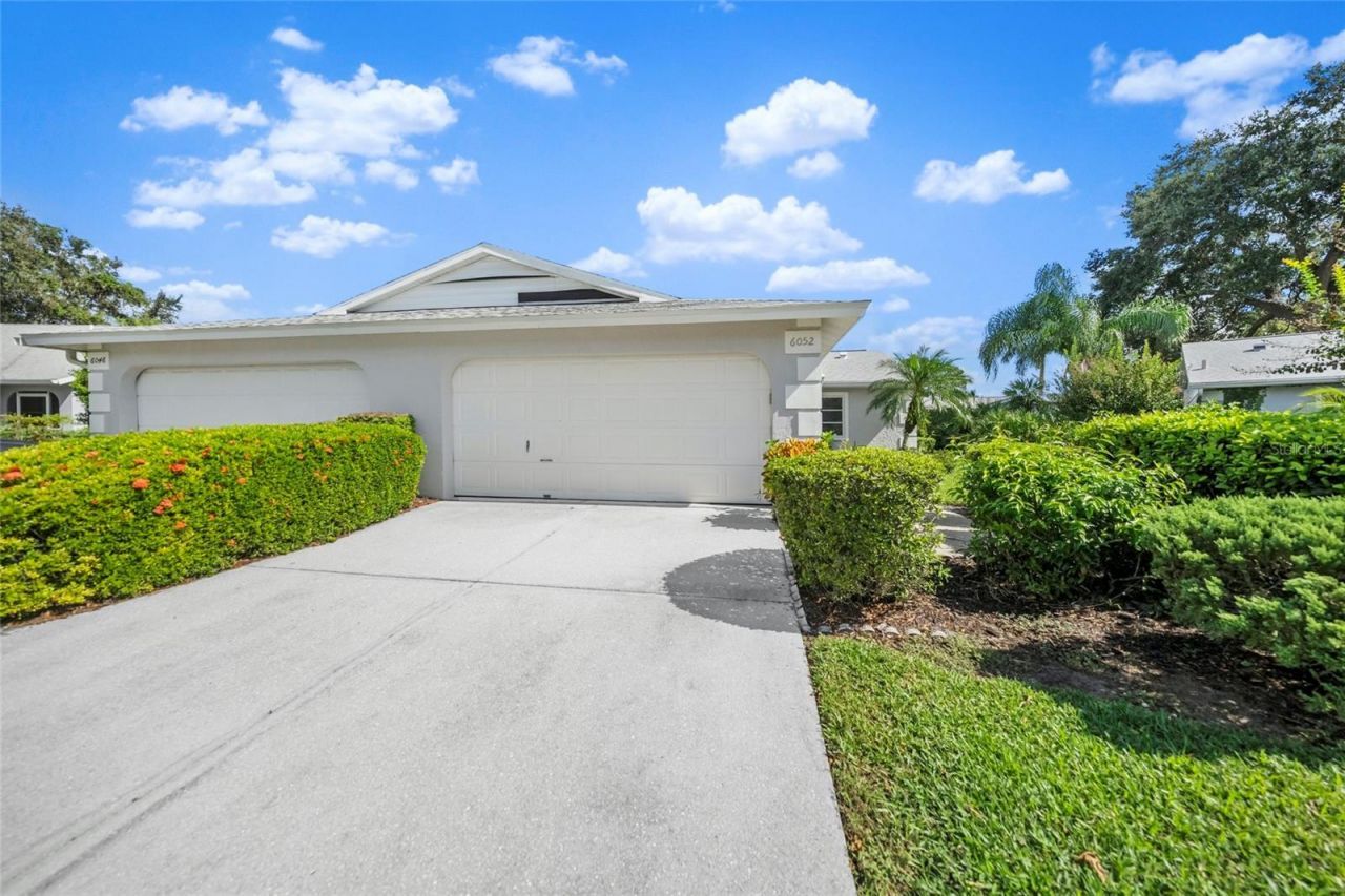 6052 Bonaventure Place, Sarasota, FL 34243 Main Photo