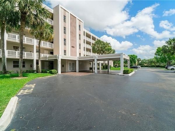 1075 Riverside Dr, Unit 207, Coral Springs, FL 33071