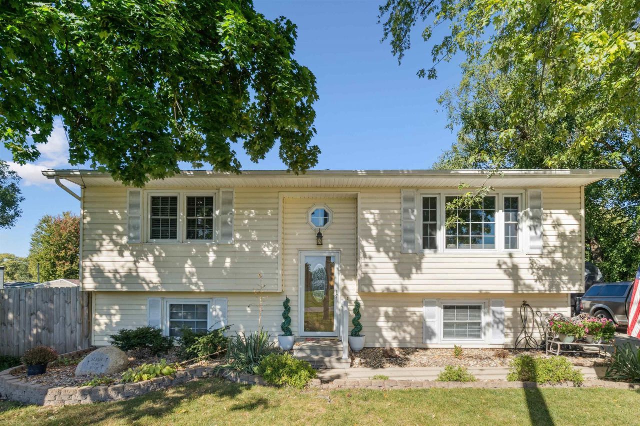 1337 Shultz Street, Waterloo, IA 50703 Main Photo