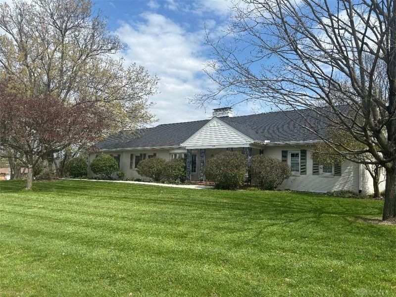 379 Virginia Circle, Wilmington, OH 45177 Photo 2