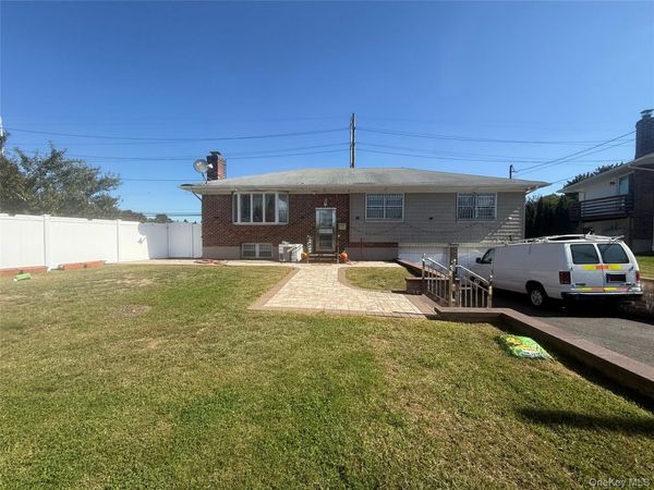 12 Hilton Court, Hicksville, NY 11801