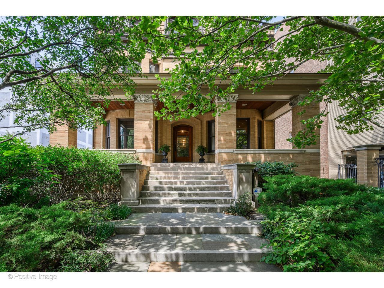 536 W Barry Avenue, Chicago, IL 60657