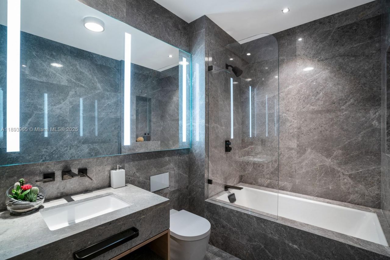 300 N Biscayne Blvd, Unit 7803, Miami, FL 33132 Photo