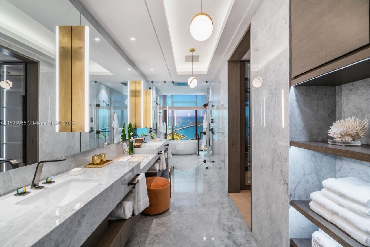 300 N Biscayne Blvd, Unit 7803, Miami, FL 33132 Photo