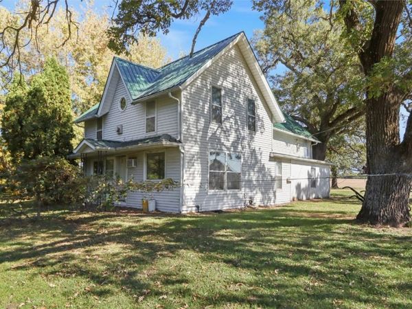 4705 Prairieburg Rd, Anamosa, IA 52205