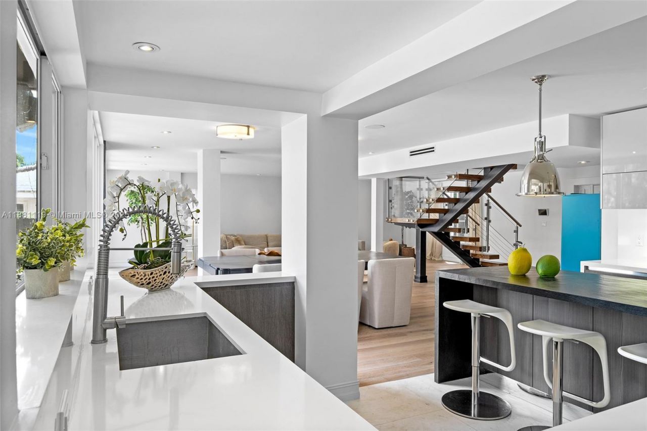 575 Bay Point Rd, Miami, FL 33137 Photo