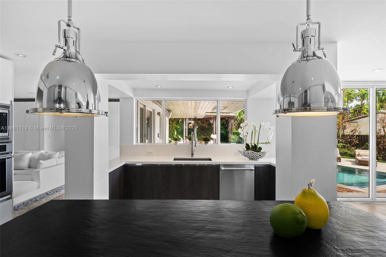 575 Bay Point Rd, Miami, FL 33137 Photo