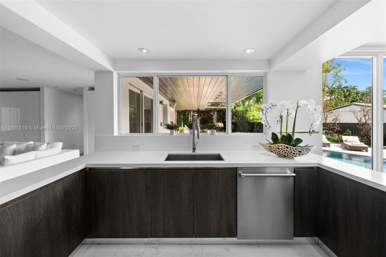 575 Bay Point Rd, Miami, FL 33137 Photo