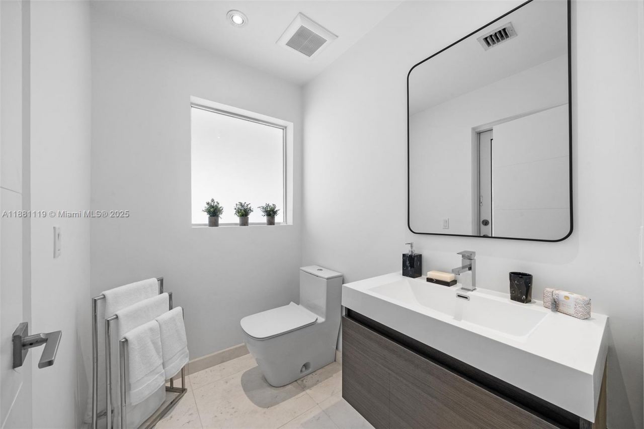 575 Bay Point Rd, Miami, FL 33137 Photo