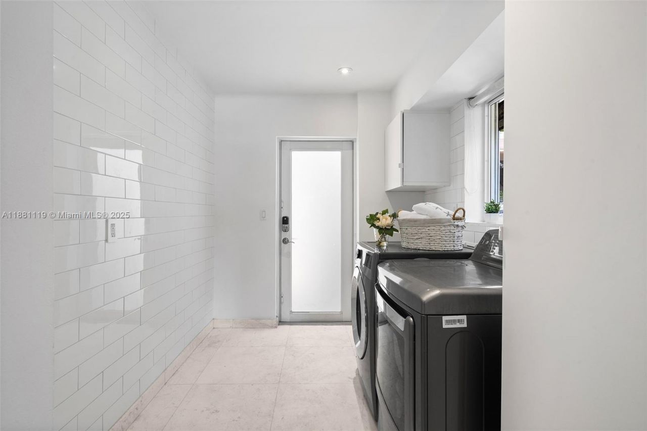 575 Bay Point Rd, Miami, FL 33137 Photo