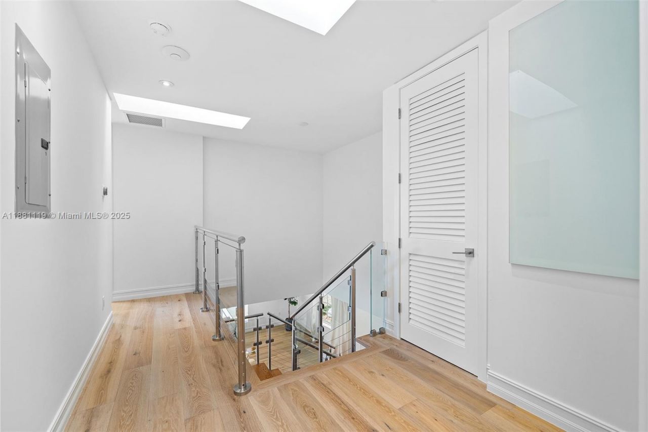 575 Bay Point Rd, Miami, FL 33137 Photo