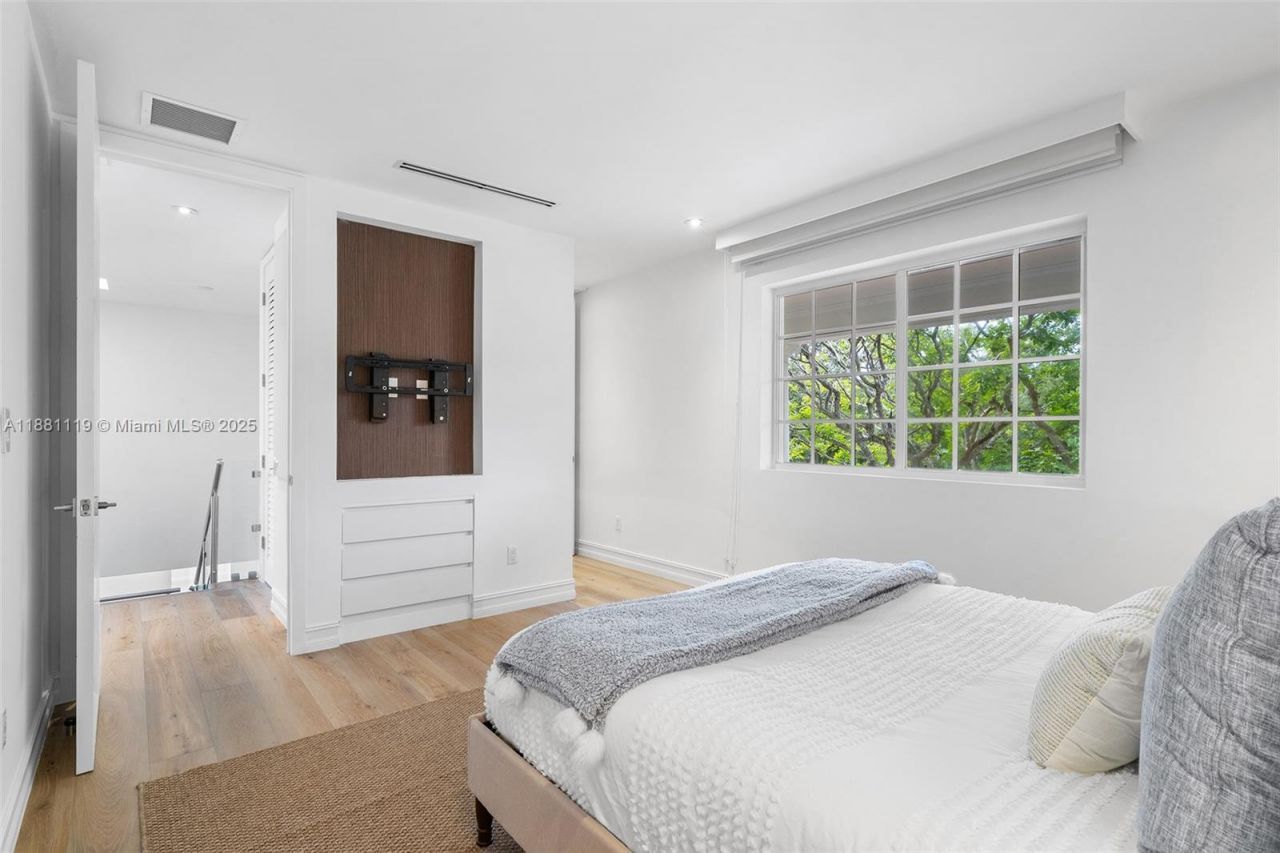 575 Bay Point Rd, Miami, FL 33137 Photo