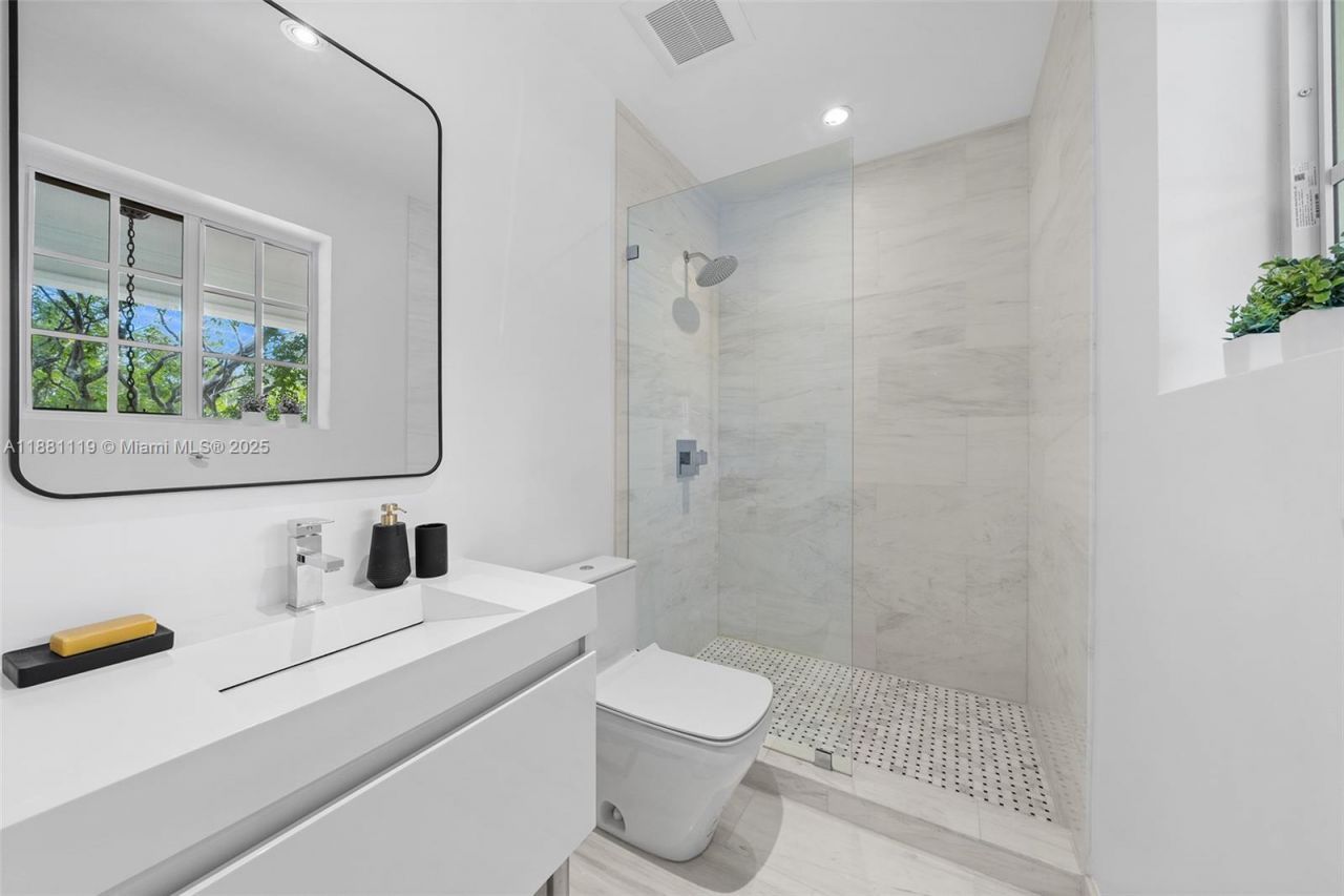 575 Bay Point Rd, Miami, FL 33137 Photo