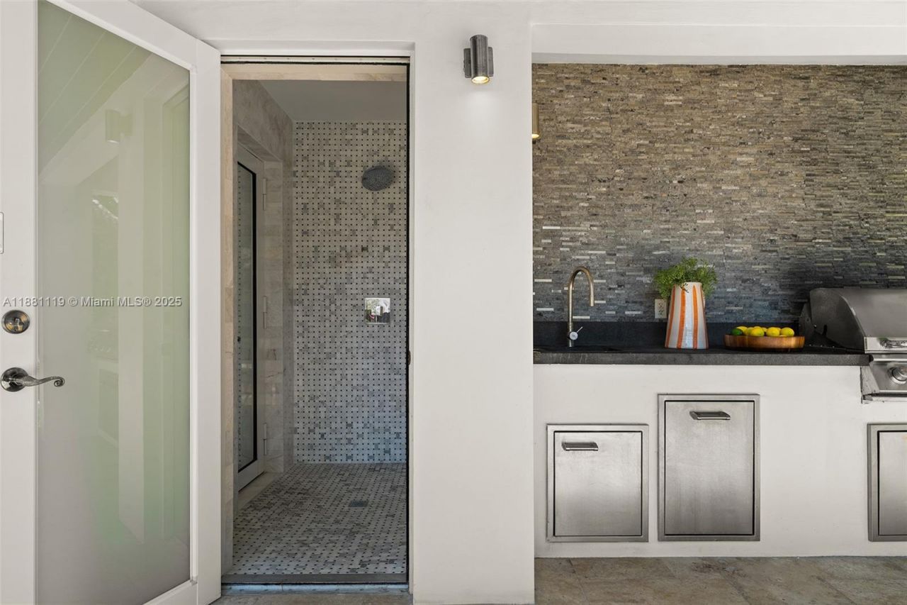 575 Bay Point Rd, Miami, FL 33137 Photo