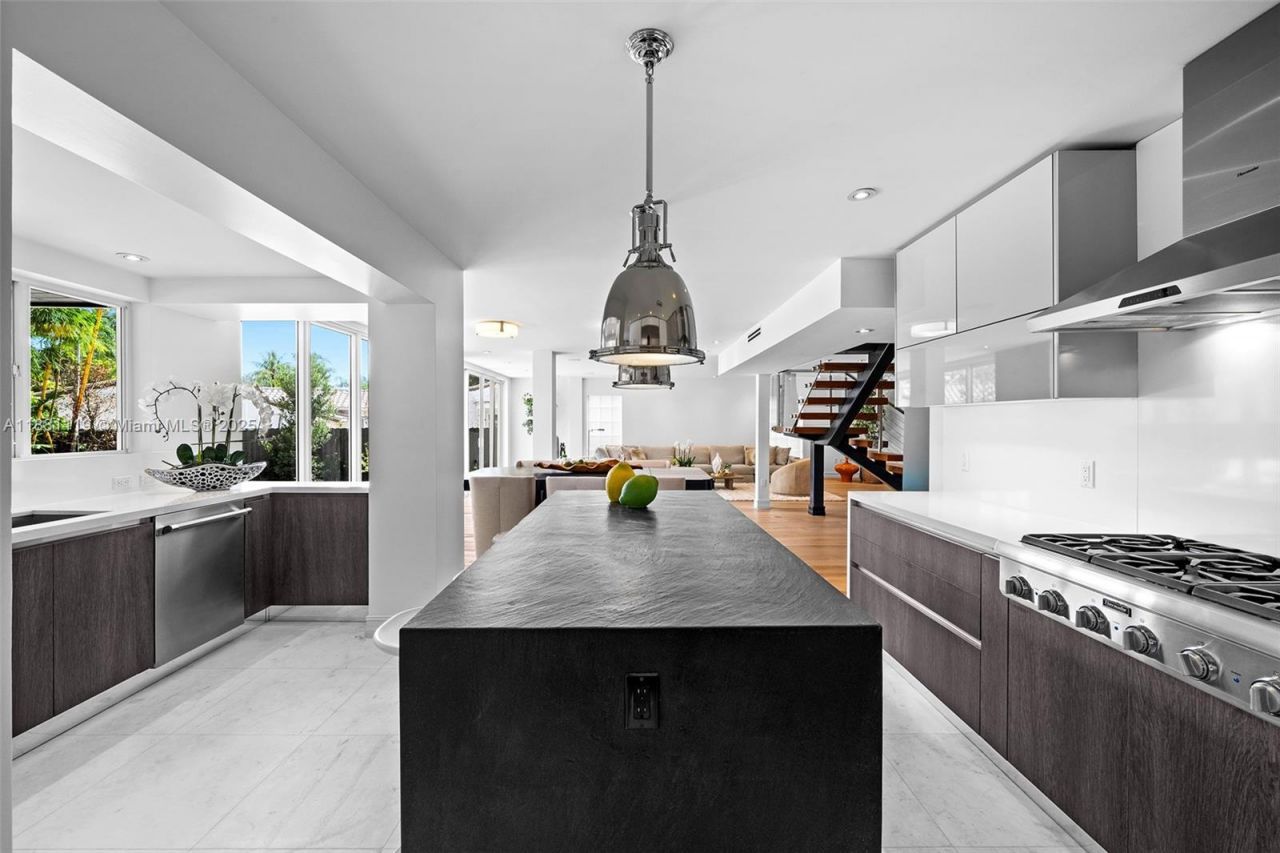 575 Bay Point Rd, Miami, FL 33137 Photo