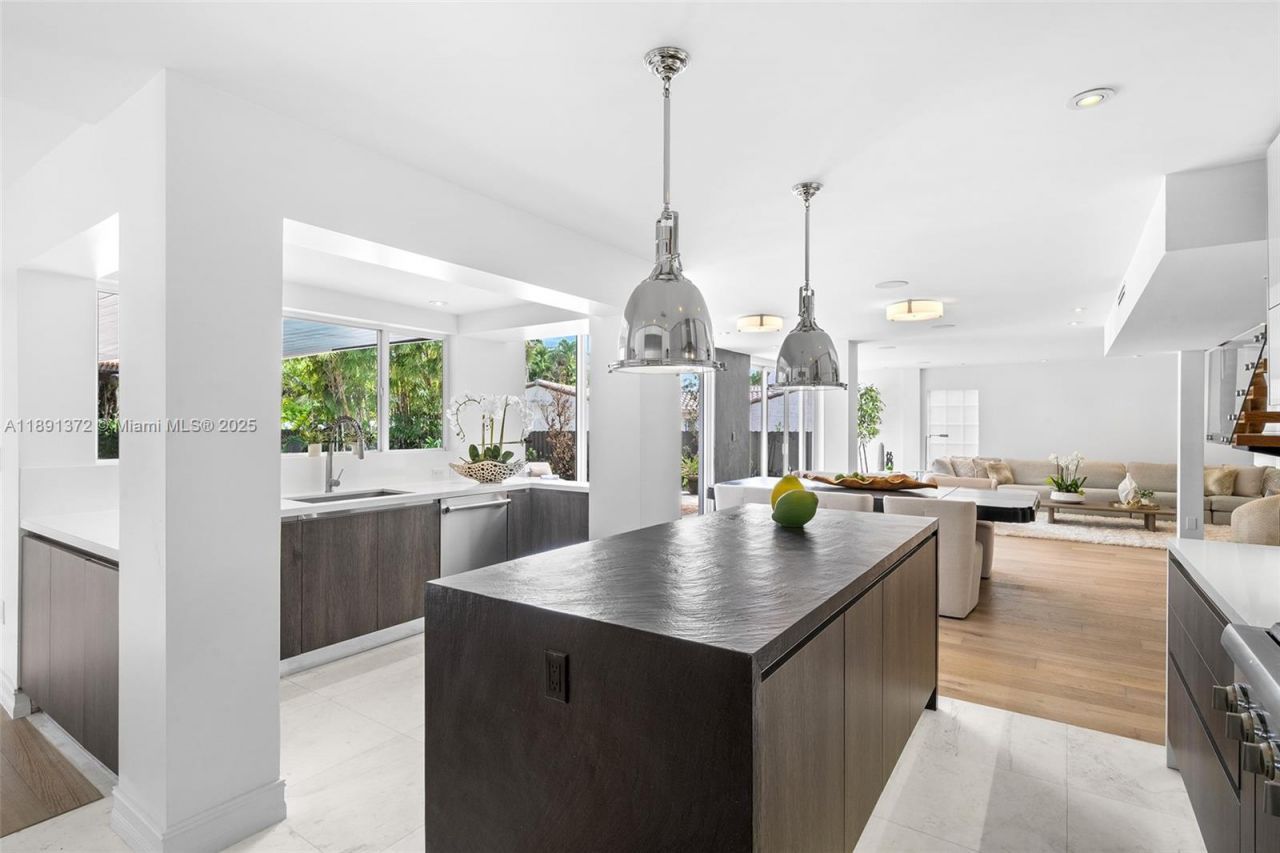 575 Bay Point Rd, Miami, FL 33137 Photo