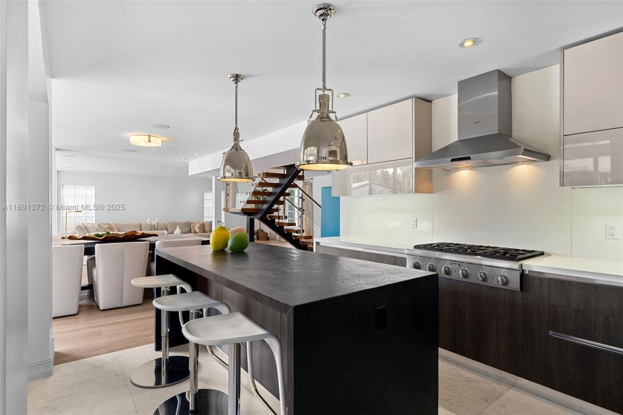 575 Bay Point Rd, Miami, FL 33137 Photo