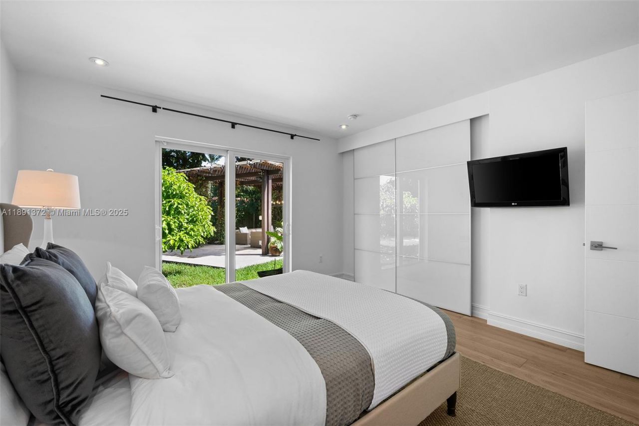 575 Bay Point Rd, Miami, FL 33137 Photo