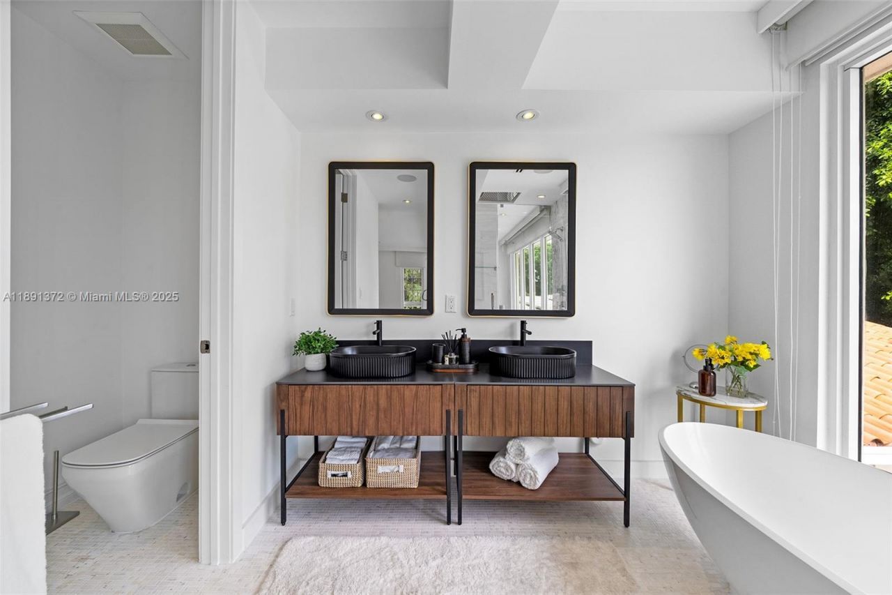 575 Bay Point Rd, Miami, FL 33137 Photo