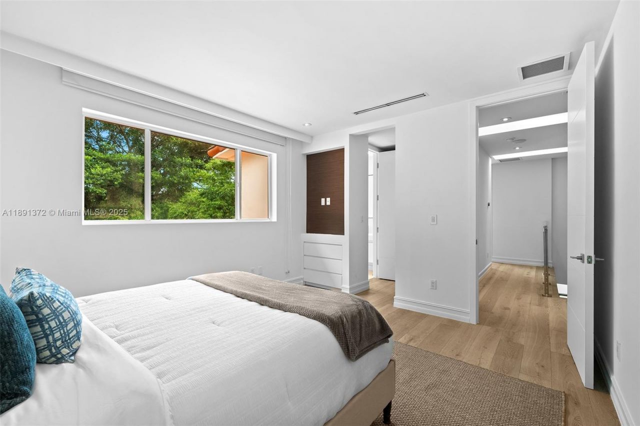 575 Bay Point Rd, Miami, FL 33137 Photo