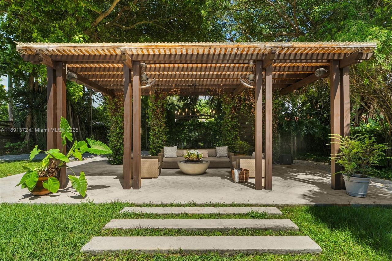 575 Bay Point Rd, Miami, FL 33137 Photo