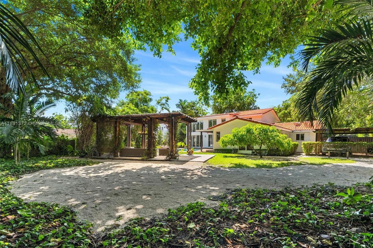 575 Bay Point Rd, Miami, FL 33137 Photo