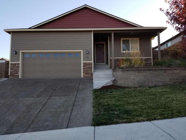 911 Stonewater Drive, Eagle Point, OR 97524