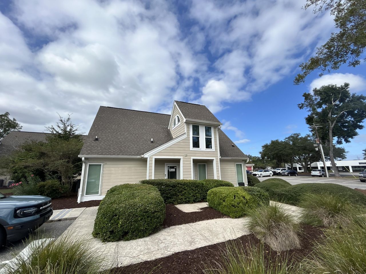 1041 Johnnie Dodds Boulevard Photo 4