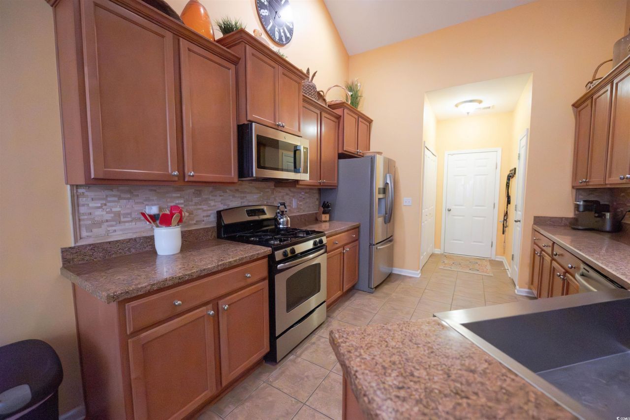 209 Golden Oaks Dr. Photo 15