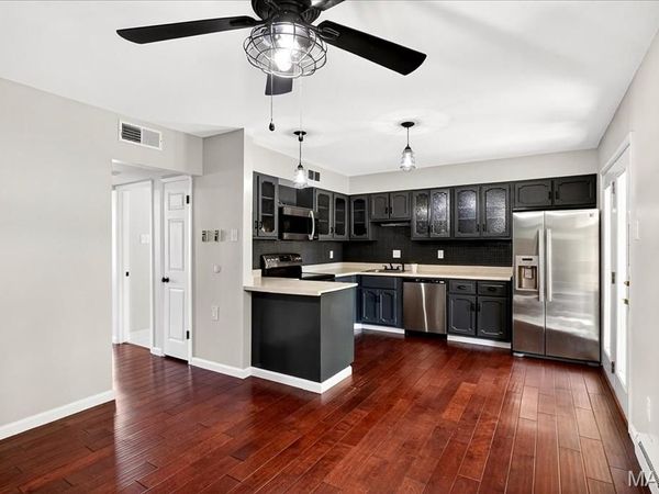 10140 Sakura Drive, St Louis, MO 63128