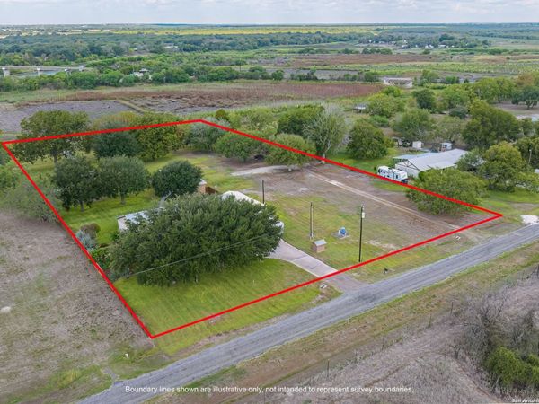 162 Peninsula Dr, Mathis, TX 78368