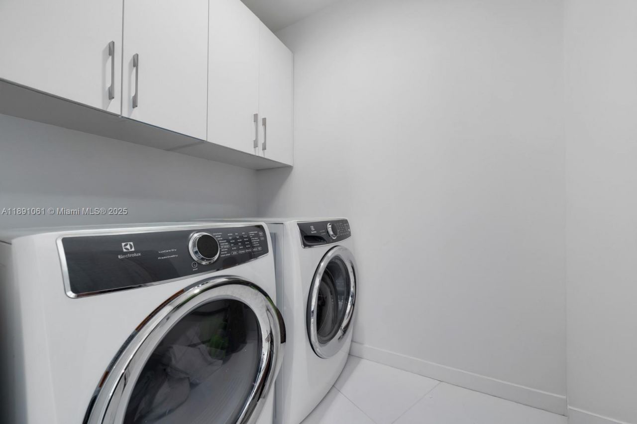 851 NE 1st Ave, Unit 4403, Miami, FL 33132 Photo