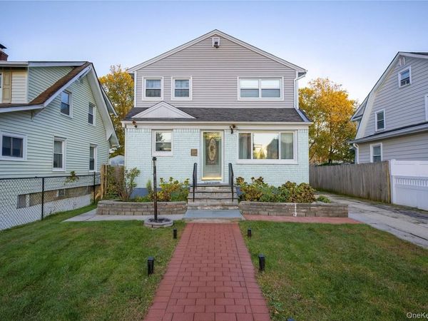 32 Stowe Place, Hempstead, NY 11550