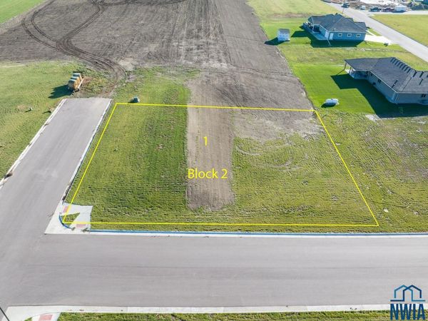 1303 Willard Ln, Larchwood, IA 51241